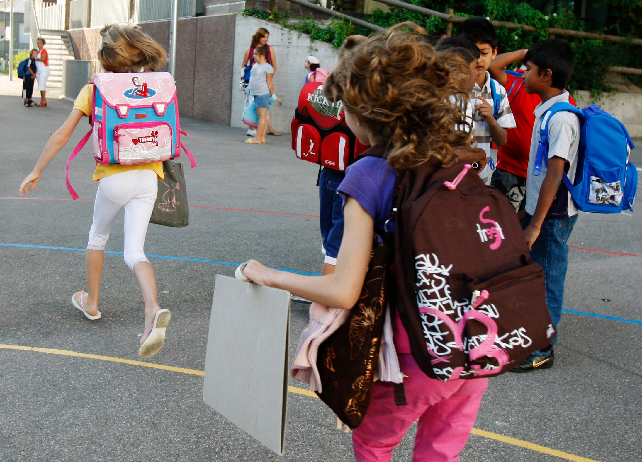 Schuelerinnen und Schueler der Primarschule an der Bullingerstrasse in Zuerich erscheinen puenktlich zum Unterricht am Montag, 17. August 2009. Mit dem heutigen Tag sind die Sommerferien im Kanton Zuerich beendet. (KEYSTONE/Steffen Schmidt)